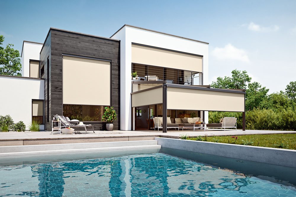 Moderne Architektur mit Fensterfronten, Markisen und einem Pool im Vordergrund. Dominante Farben: Blau und Beige. Moderne Architektur mit Fensterfronten, Markisen und einem Pool im Vordergrund. Dominante Farben: Blau und Beige.