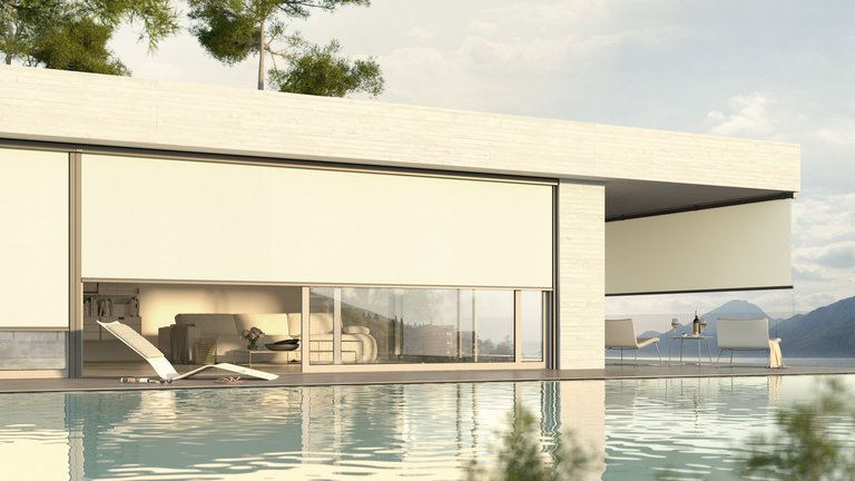 Moderne Architektur mit überdachtem Bereich und Glasfront, reflektiert im Wasser. Dominante Farben: Weiß und Blau.