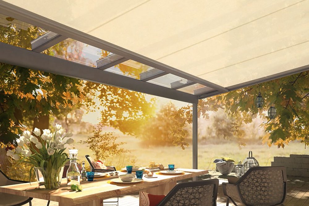 Terrassensituation mit Überdachung, Markisentuch und herbstlicher Atmosphäre.