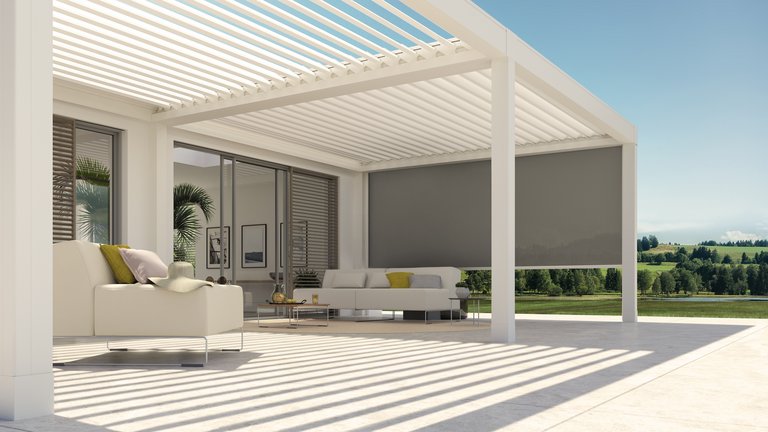 Moderne Überdachung mit Lamellen, Terrassensituation und Blick auf die Landschaft im Hintergrund.