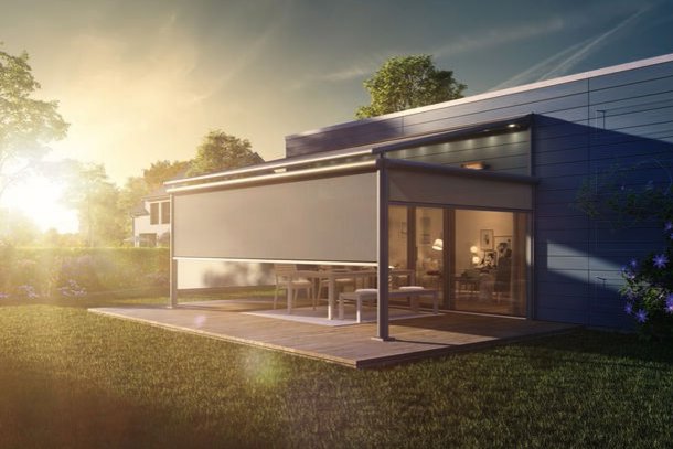 Moderne Überdachung mit Markisentuch, umgeben von einer Terrassensituation und sanftem Sonnenlicht.