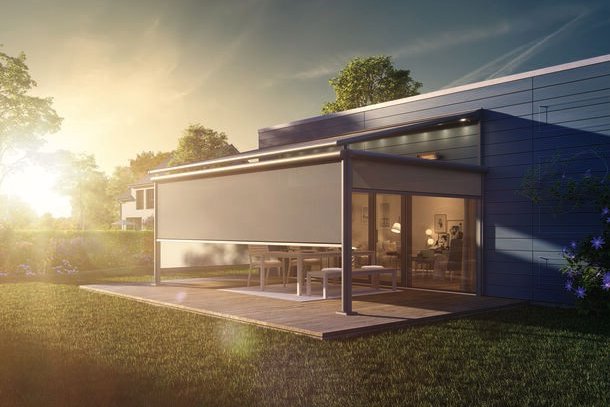 Moderne Überdachung mit Markisentuch, umgeben von einer Terrassensituation und sanftem Sonnenlicht.