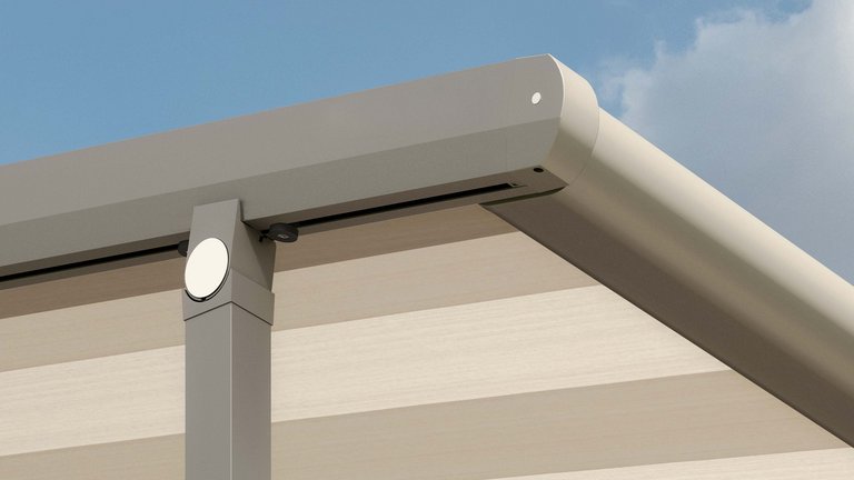 Detailansicht einer Markise mit grauem Gestell und gestreiftem Markisentuch.