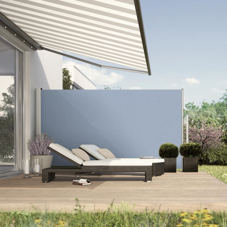 Sonnige Terrassensituation mit einer Markise und einer blauen Überdachung im Hintergrund.