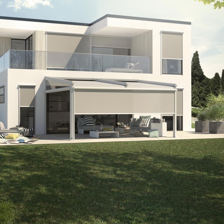 Moderne Architektur mit klaren Linien, großen Fenstern und einer Terrassensituation im Vordergrund.