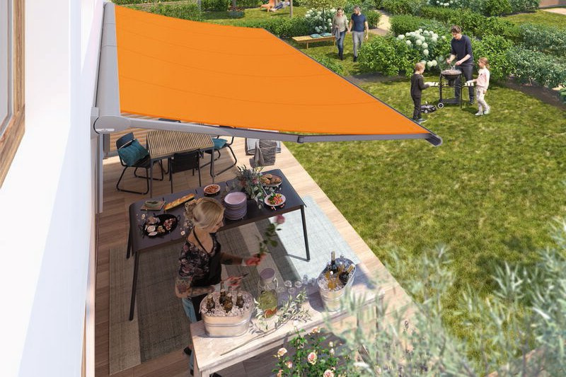 Terrassensituation mit orangefarbener Markise und gedecktem Tisch im Garten mit Grünflächen und Aktivitäten. Terrassensituation mit orangefarbener Markise und gedecktem Tisch im Garten mit Grünflächen und Aktivitäten.