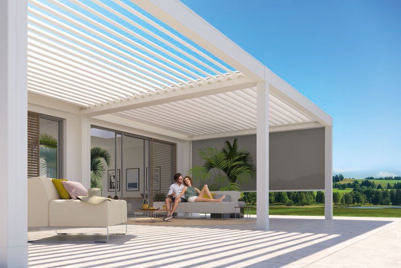 Moderne Überdachung mit horizontalen Lamellen und Terrassensituation im Freien.