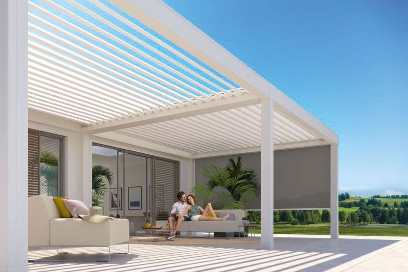 Moderne Überdachung mit horizontalen Lamellen und Terrassensituation im Freien.