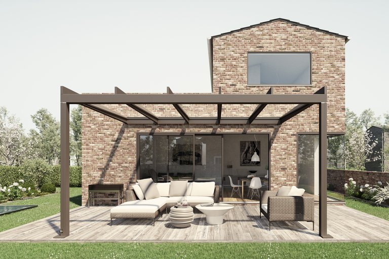 Terrassensituation mit Überdachung und Markisentuch vor einem zweigeschossigen Gebäude.