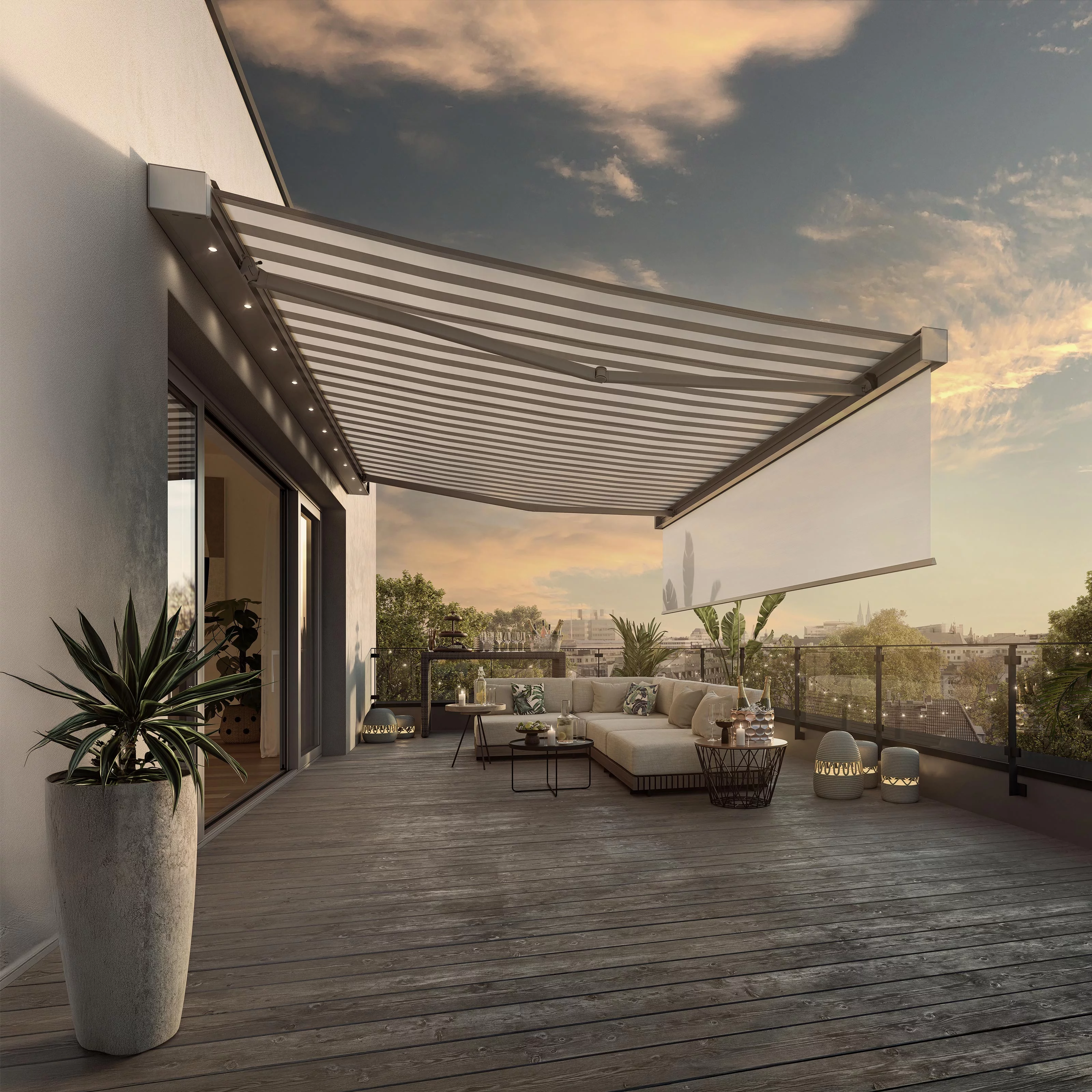 Terrassensituation mit Markise, neutralen Farben und einem modernen, klaren Design.