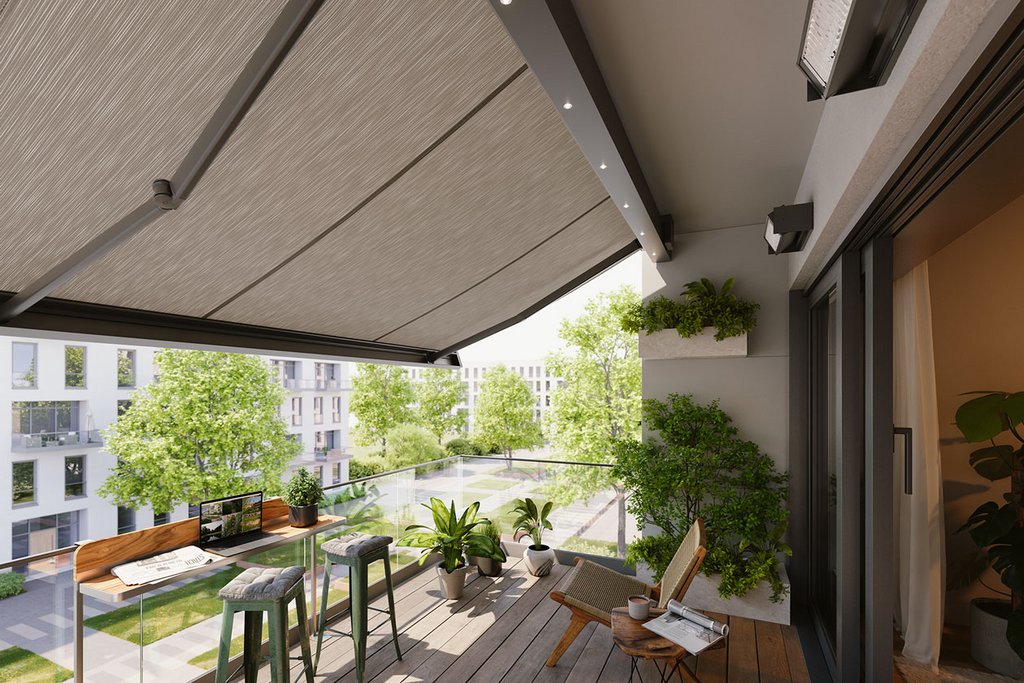 Terrassensituation mit Markise, Holzterrasse und Pflanzen im Hintergrund. Helles, einladendes Ambiente. Terrassensituation mit Markise, Holzterrasse und Pflanzen im Hintergrund. Helles, einladendes Ambiente.