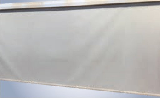 Graues, rechteckiges Markisentuch mit leichtem Fall und heller Oberkante. Graues, rechteckiges Markisentuch mit leichtem Fall und heller Oberkante.
