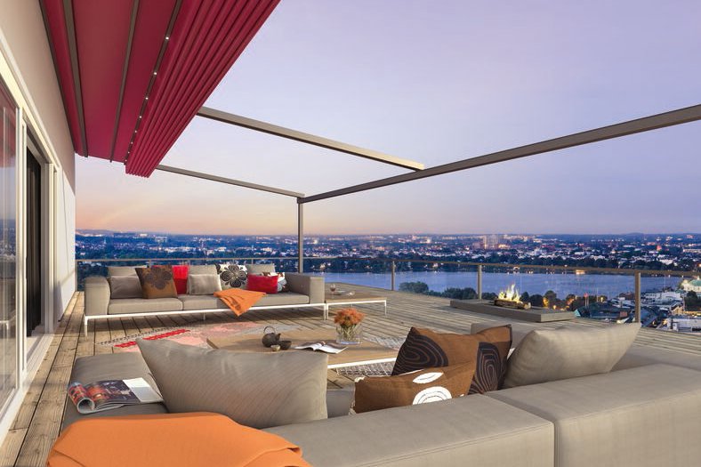 Moderne Terrassensituation mit roter Markise und Blick auf die Stadt bei Dämmerung. Moderne Terrassensituation mit roter Markise und Blick auf die Stadt bei Dämmerung.