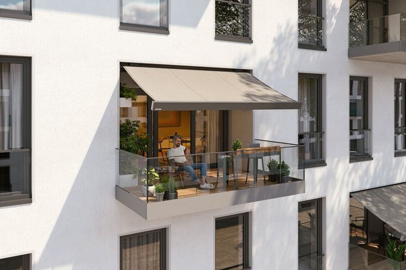 Moderne Fassade mit Balkon und Markise, große Fenster und Glasgeländer, minimalistische Architektur. Moderne Fassade mit Balkon und Markise, große Fenster und Glasgeländer, minimalistische Architektur.