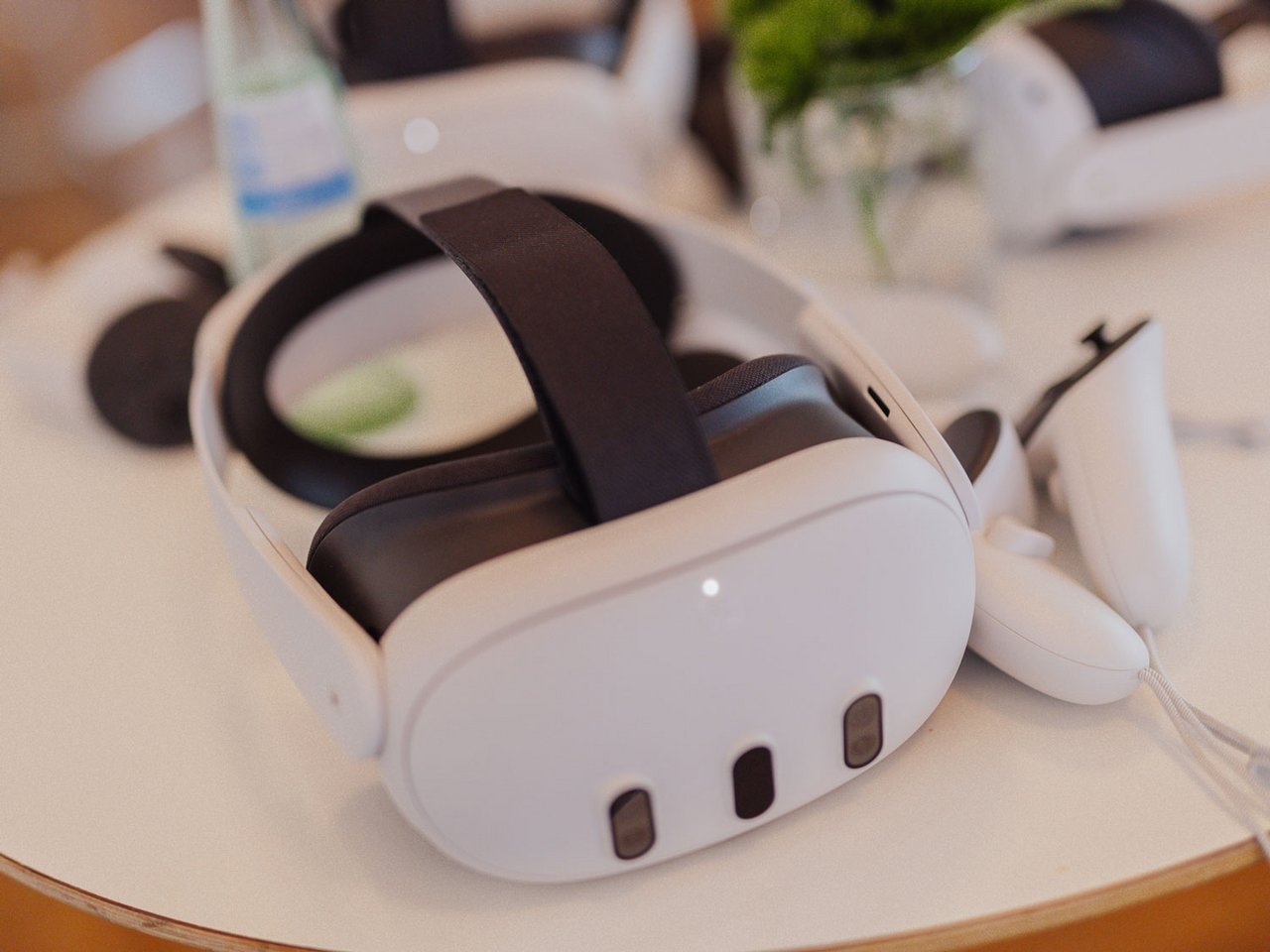Ein modernes Virtual-Reality-Headset in Weiß mit schwarzem Kopfband auf einem Tisch.