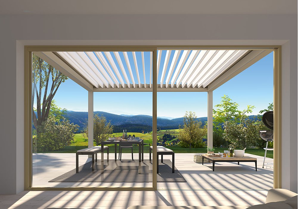 Terrassensituation mit Überdachung, Glas-Schiebewänden und Aussicht auf eine grüne Landschaft und blauen Himmel. Terrassensituation mit Überdachung, Glas-Schiebewänden und Aussicht auf eine grüne Landschaft und blauen Himmel.