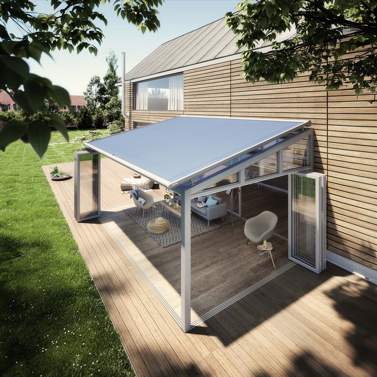 Markise in einer modernen Terrassensituation mit Glas-Schiebewänden und einem hellen, runden Design.
