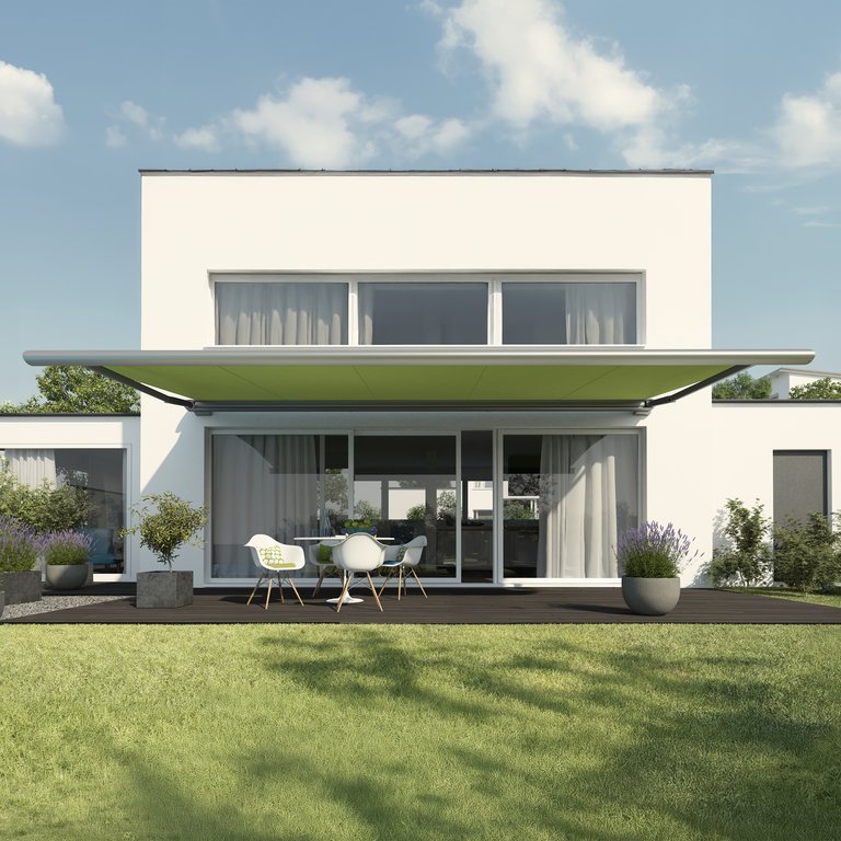 Moderne Architektur mit großer Überdachung und Glasfront, umgeben von Grünflächen und Pflanzgefäßen.