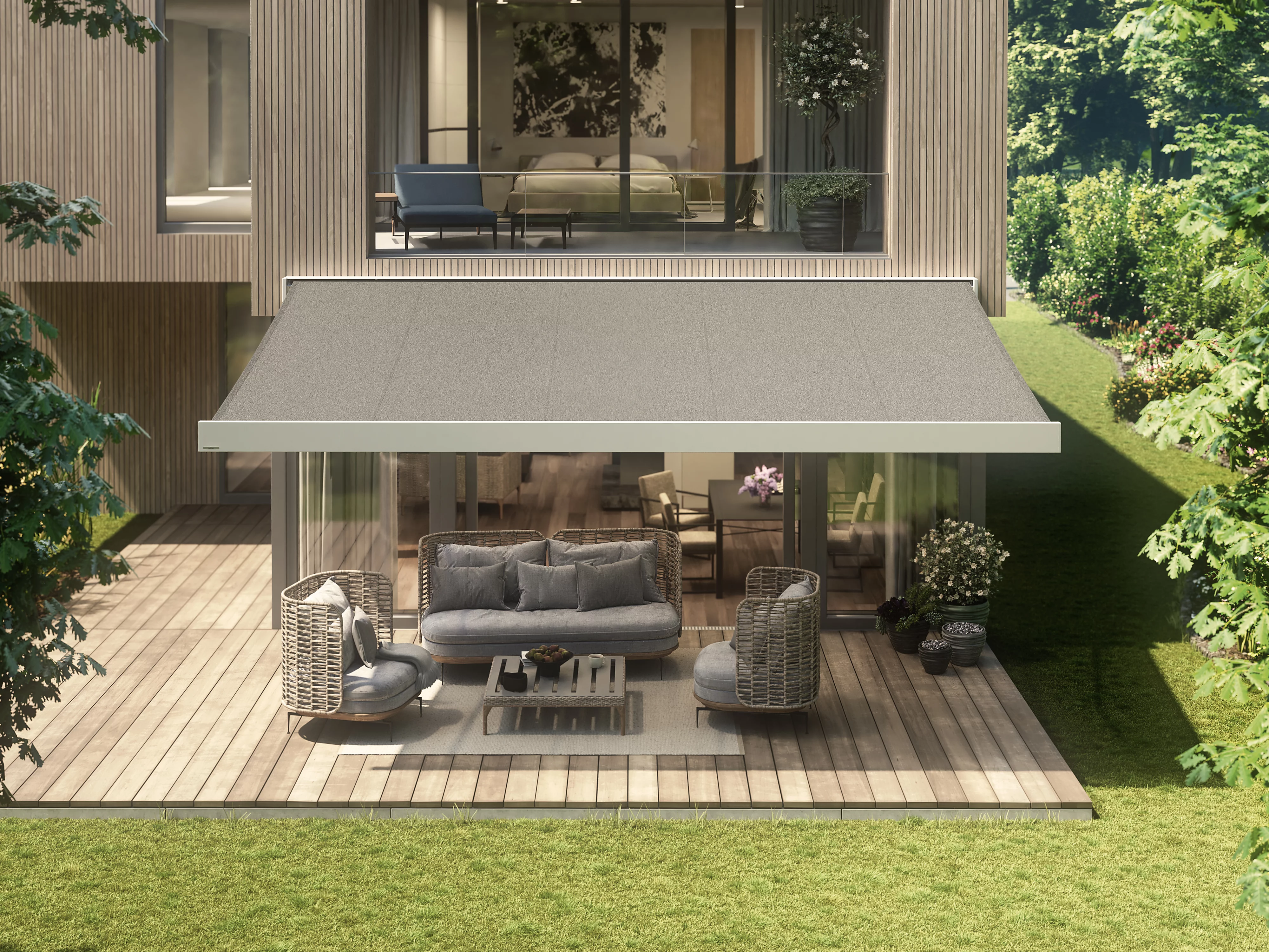 Sicht auf ein modernes Haus mit einer Überdachung und einer einladenden Terrassensituation in grüner Umgebung.