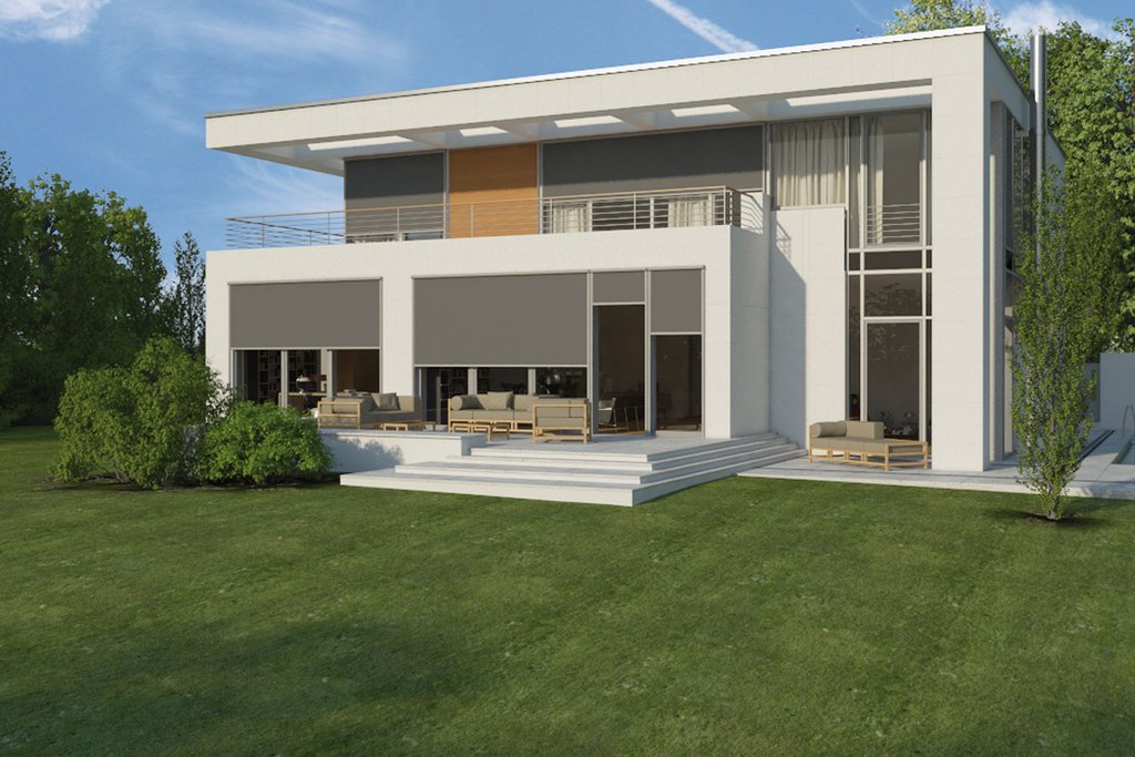Moderne Hausfassade mit großen Fenstern, Überdachung und terrassensituation im Vordergrund.