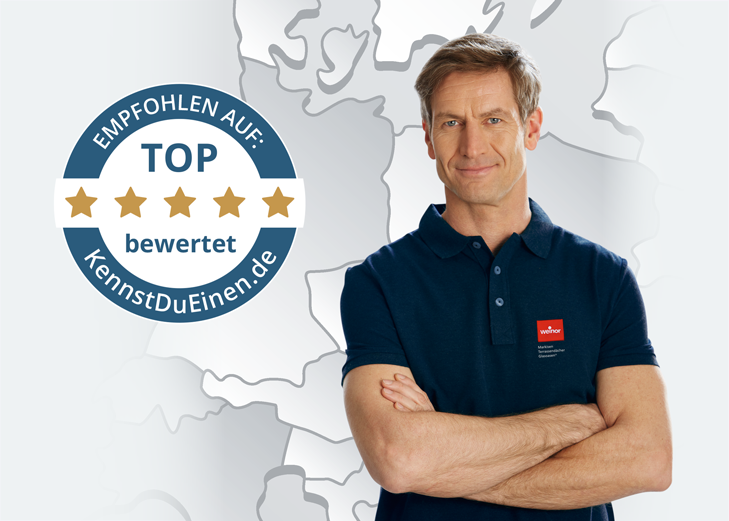 Mann mit verschränkten Armen, blauer Poloshirt, Hintergrund mit Konturen einer Karte.