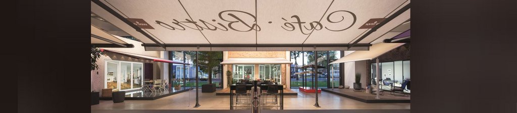 Markise über einem Café mit eleganter Schrift und Sicht auf einen Außenbereich. Markise über einem Café mit eleganter Schrift und Sicht auf einen Außenbereich.