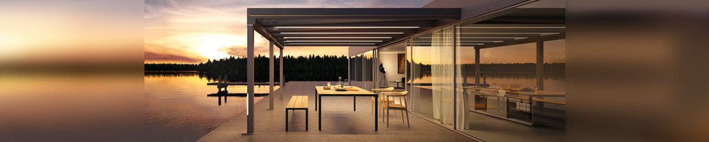 Moderne Überdachung mit Glas-Schiebewänden und Aussicht auf einen Sonnenuntergang über dem Wasser. Moderne Überdachung mit Glas-Schiebewänden und Aussicht auf einen Sonnenuntergang über dem Wasser.