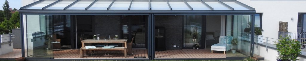 Überdachung mit Glasfront und Holzterrasse in rechteckiger Form. Überdachung mit Glasfront und Holzterrasse in rechteckiger Form.