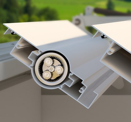 Detailansicht eines Markisenkastens mit geöffneten Seiten und sichtbarem Innenmechanismus.