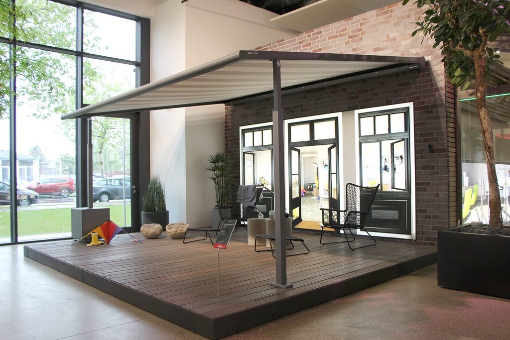 Terrassensituation mit Überdachung, Glas-Schiebewänden und großen Fenstern in einer modernen Umgebung. Terrassensituation mit Überdachung, Glas-Schiebewänden und großen Fenstern in einer modernen Umgebung.