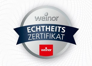 Schild mit silbernem Hintergrund und blauem Banner, auf dem "Echtheitszertifikat" steht, sowie rotem Logo. 