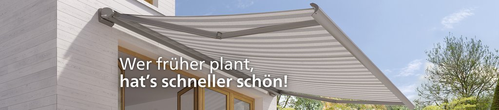 Markise in hellen Streifen über einer Terrassensituation, grünes Laub im Hintergrund.